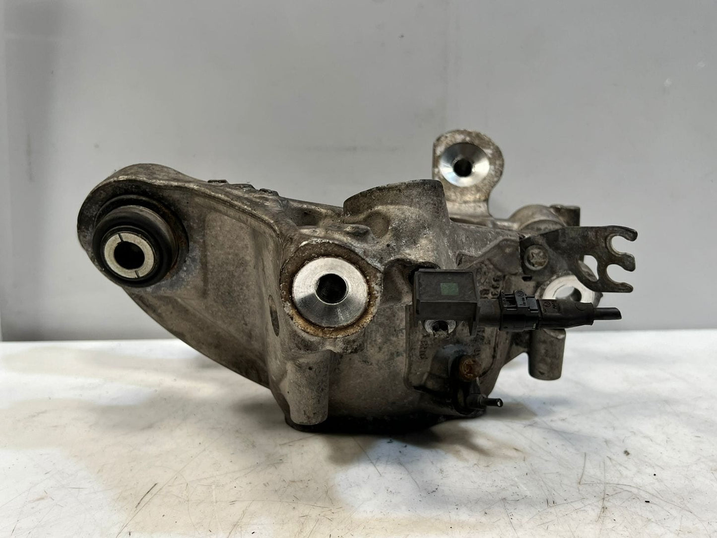 BMW 8 Series G14, G15, G16 Rear Wheel Hub Spindle Rear Right 6850564 OEM