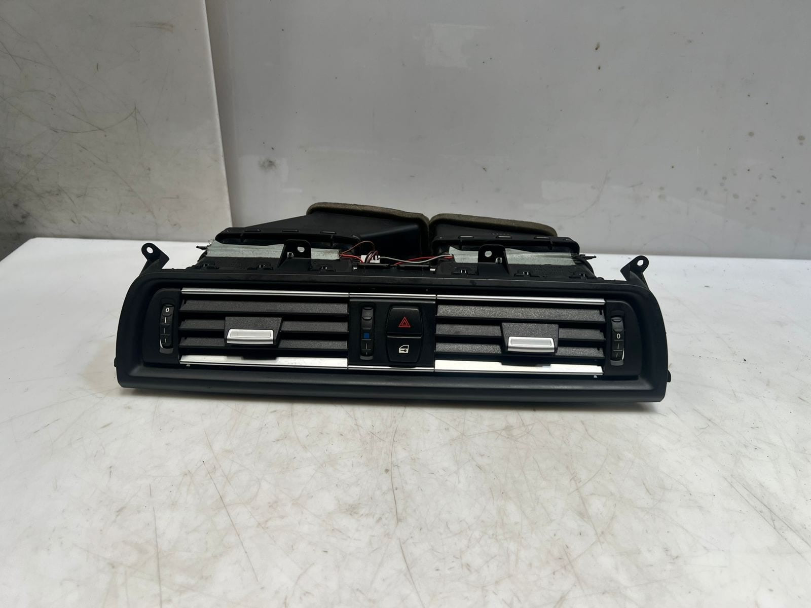 BMW 5 Series F10 F11 Dashboard Fresh Air Grille Center 9209137 OEM