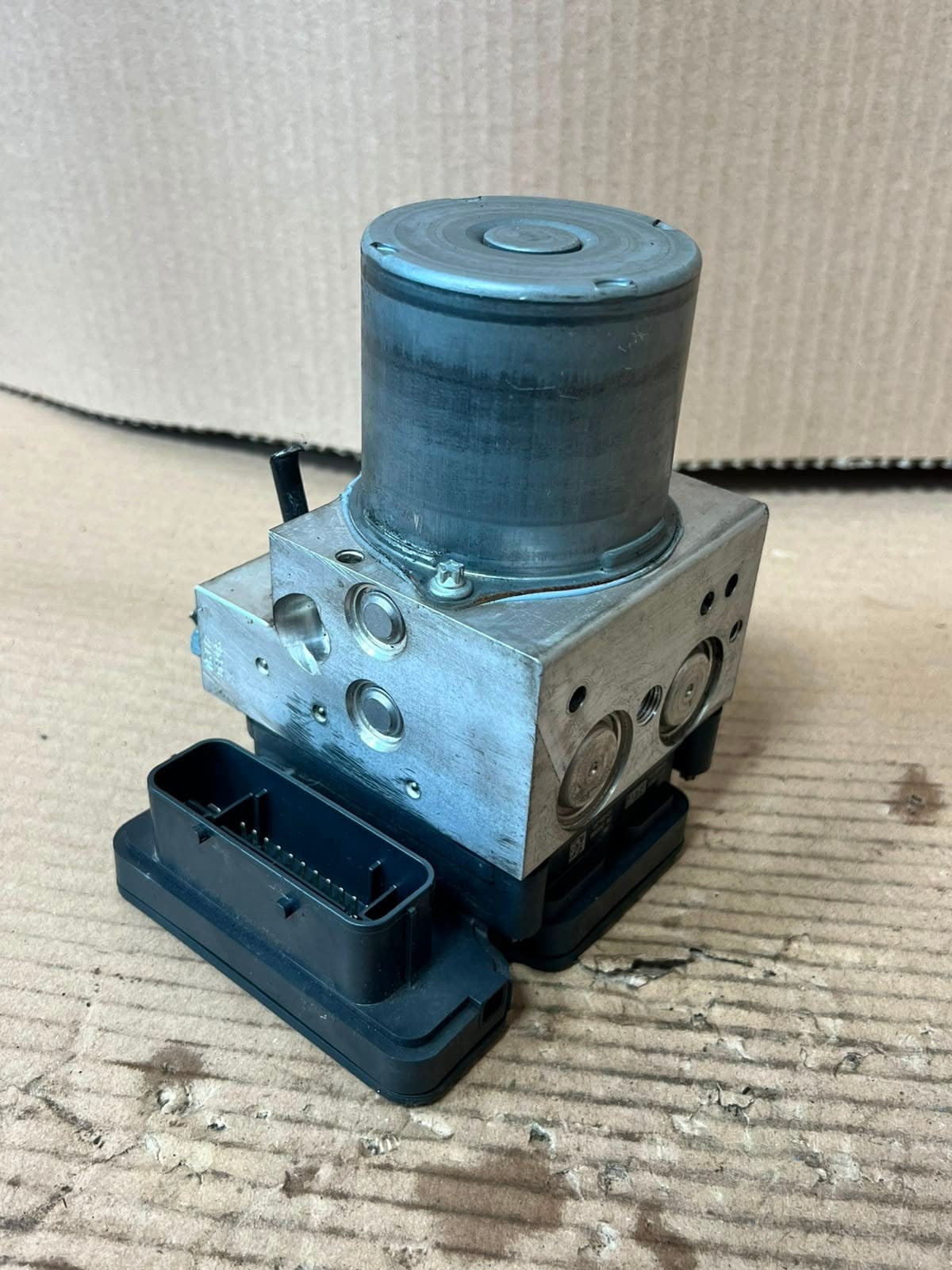 2012-2016 BMW F10 F11 F01 F13 535i ABS Pump Anti-Lock Brake Module 6853400