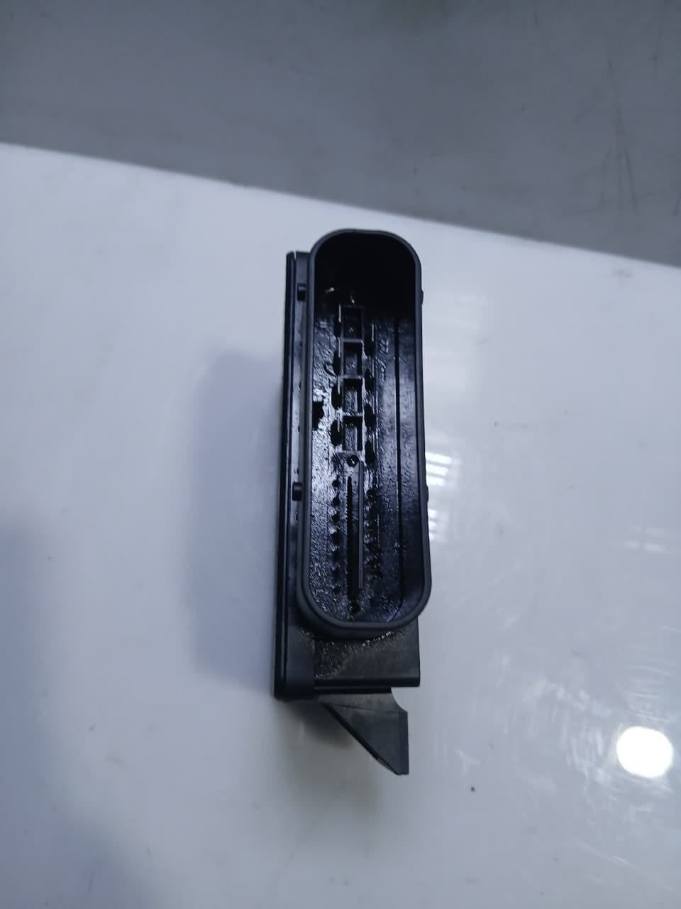 BMW 5 Series F10 F11 F12 F13 F25 F26 650i Parking Brake Control Module 6858017