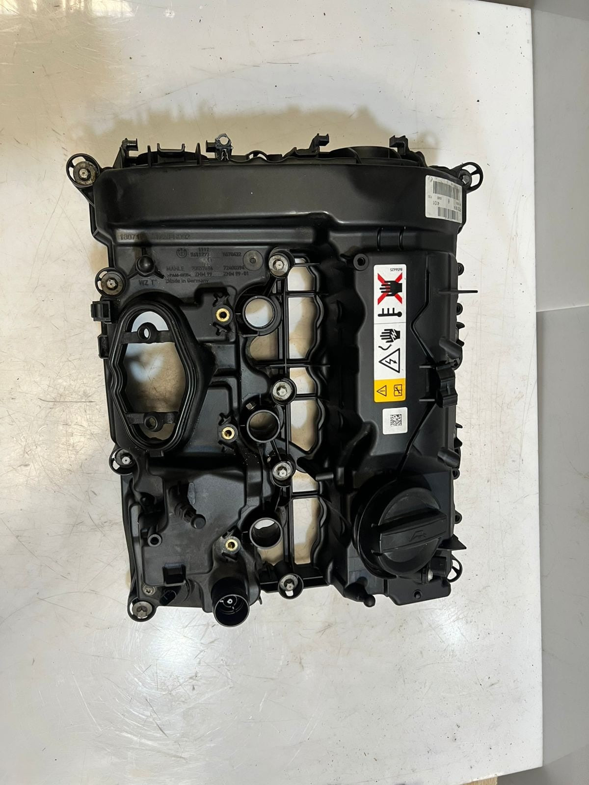 BMW Cylinder Head Cover 7611277