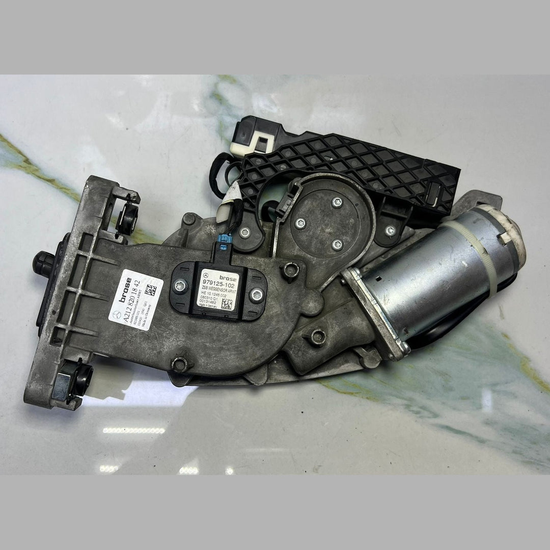 Mercedes W204 GLK350 Power Tailgate Liftgate Motor Actuator A212 8201842 OEM