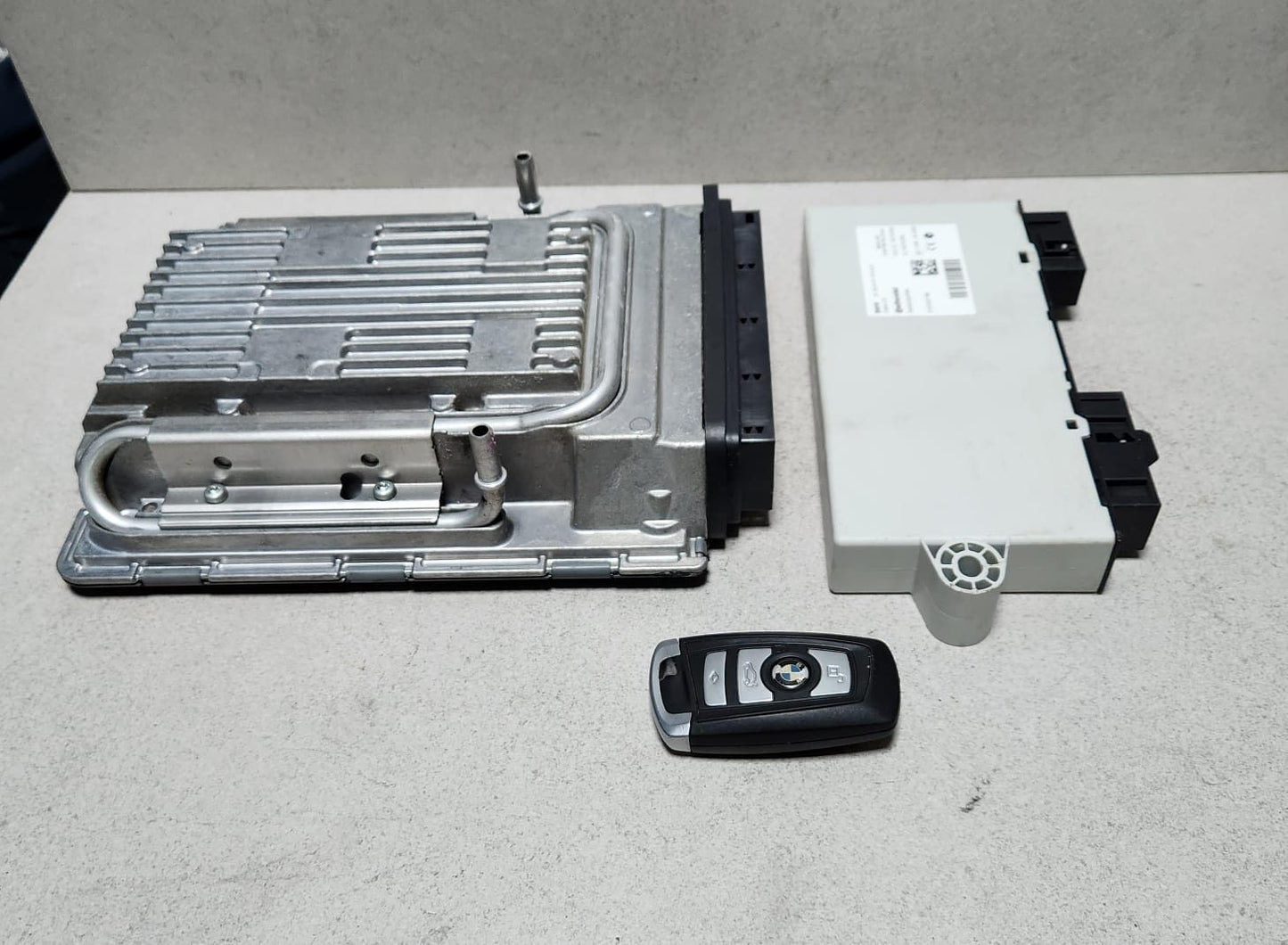 2010-2012 BMW 750i Engine Control Unit 7616160 7 Series F01 F02 F03 F04 N63 ECU 