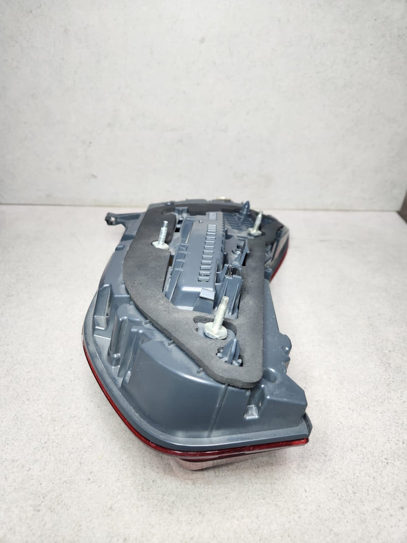2016-2019 BMW 740i Rear Tail Light 2583246 7 Series G11 G12 