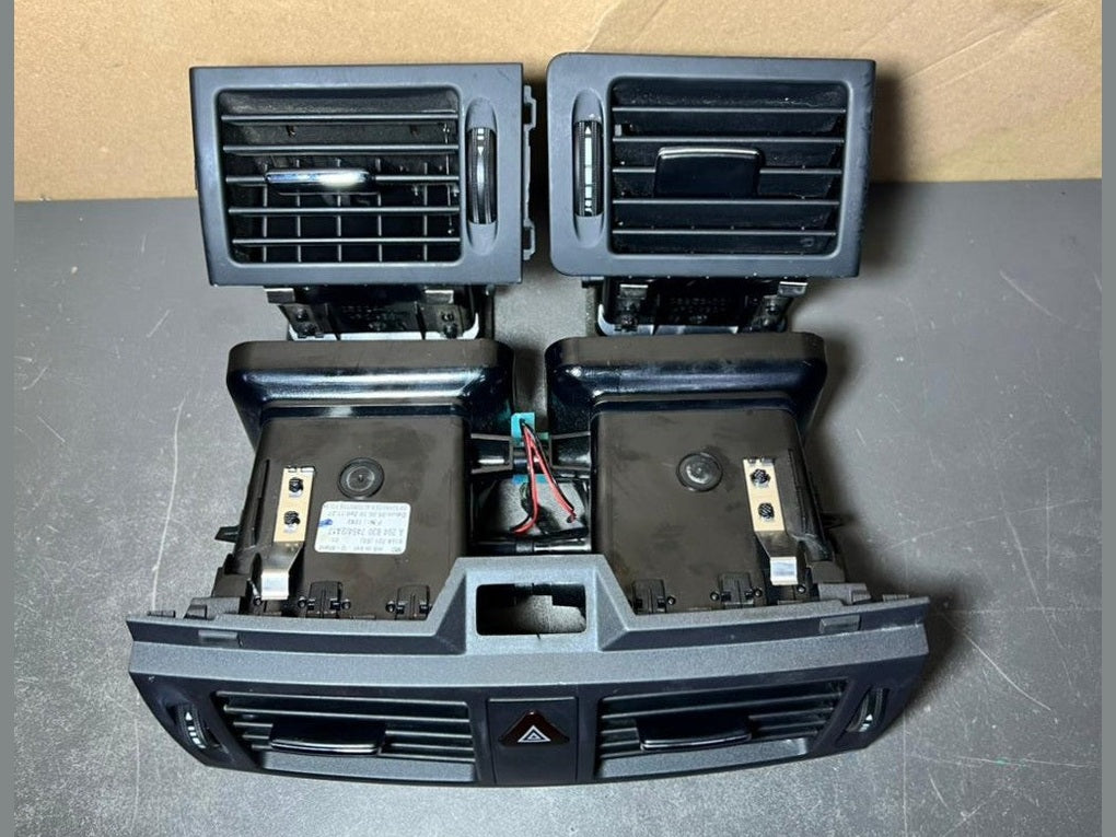 08-10 Mercedes W204 C-Class Front Center Dashboard  Heater A/C Air Vent Set