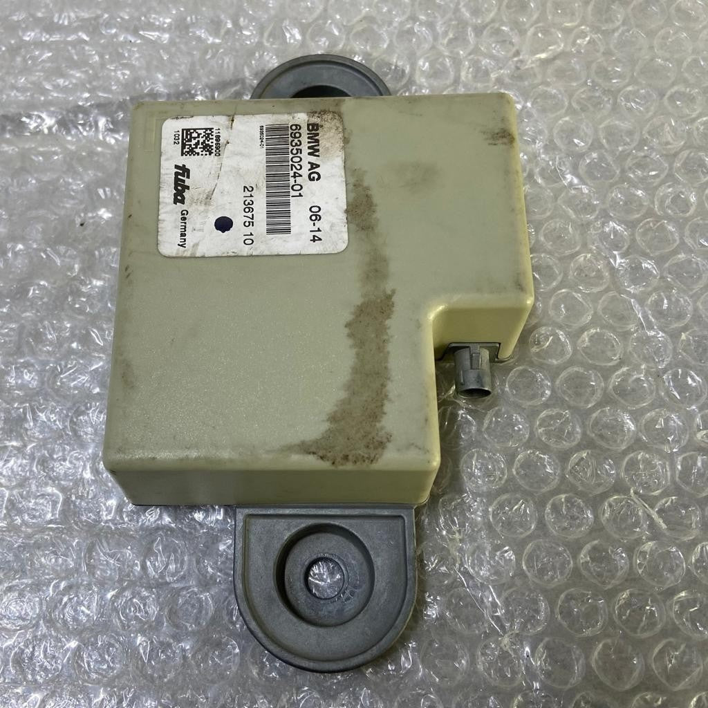 OEM BMW X5 E70 Radio Antenna Amplifier Control Module Unit 6935024