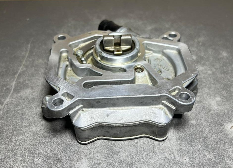 14-18 Mercedes W246 CLA B-Class OM270 Cylinder Head Vacuum Pump A270 1800901 OEM