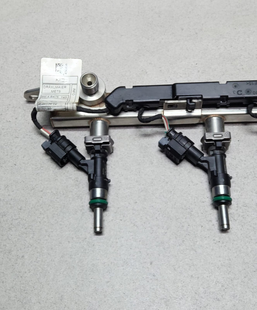 Genuine 2023-2025 BMW X1 Fuel Injector Rail With Injectors 8489600