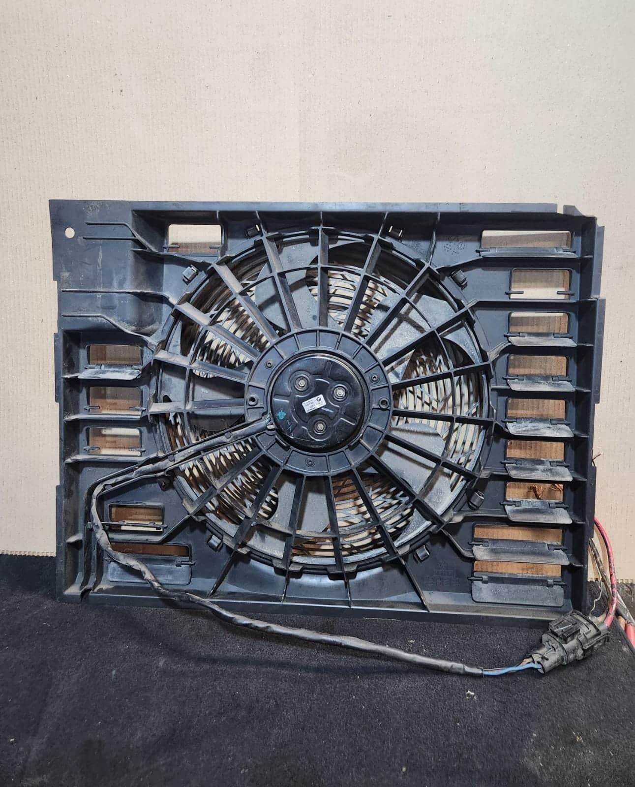 2002-2005 BMW 745i Radiator Cooling Fan Motor 6921925 745i 745Li 750i  E65 E66 