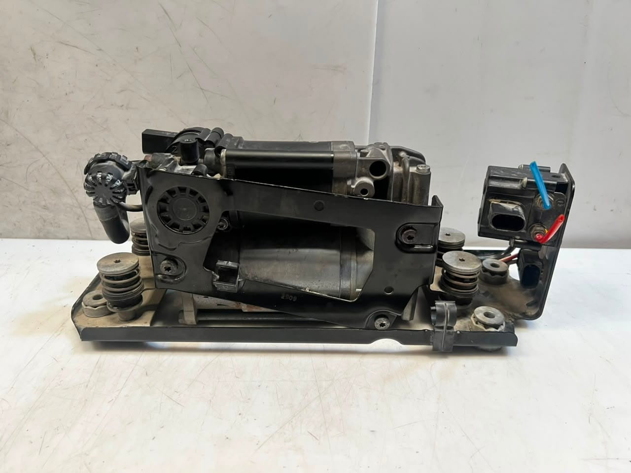 2010-2015 BMW 5' F01 F02 F10 F11 750Li Air Suspension Compressor 6794465 OEM