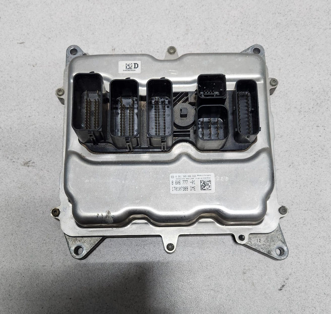 2015 BMW 520i Engine Control Unit ECU Set 8606777 F30 F31 320iX F10 F30 N20 