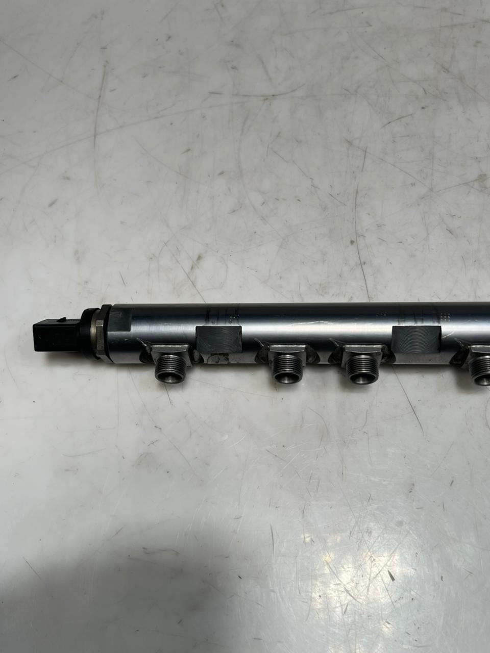 BMW 1' F10 F30 E90 E81 E87 N47 2.0L Fuel Injection Rail With Sensor 7809127 OEM