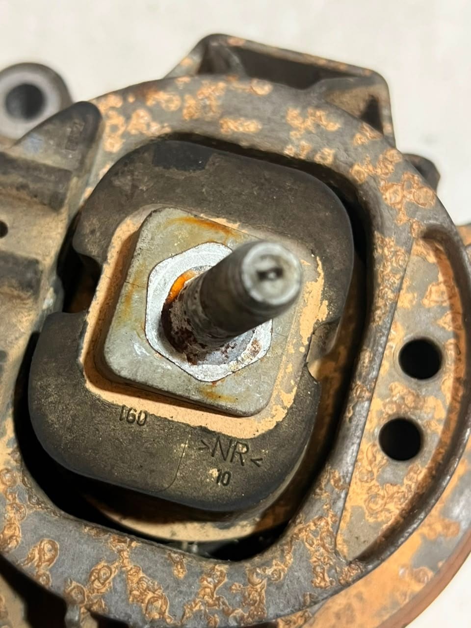 2015-2017 BMW X3 F25 X4 F26 2.0L RIGHT Engine Mount MOTOR 6868490 OEM