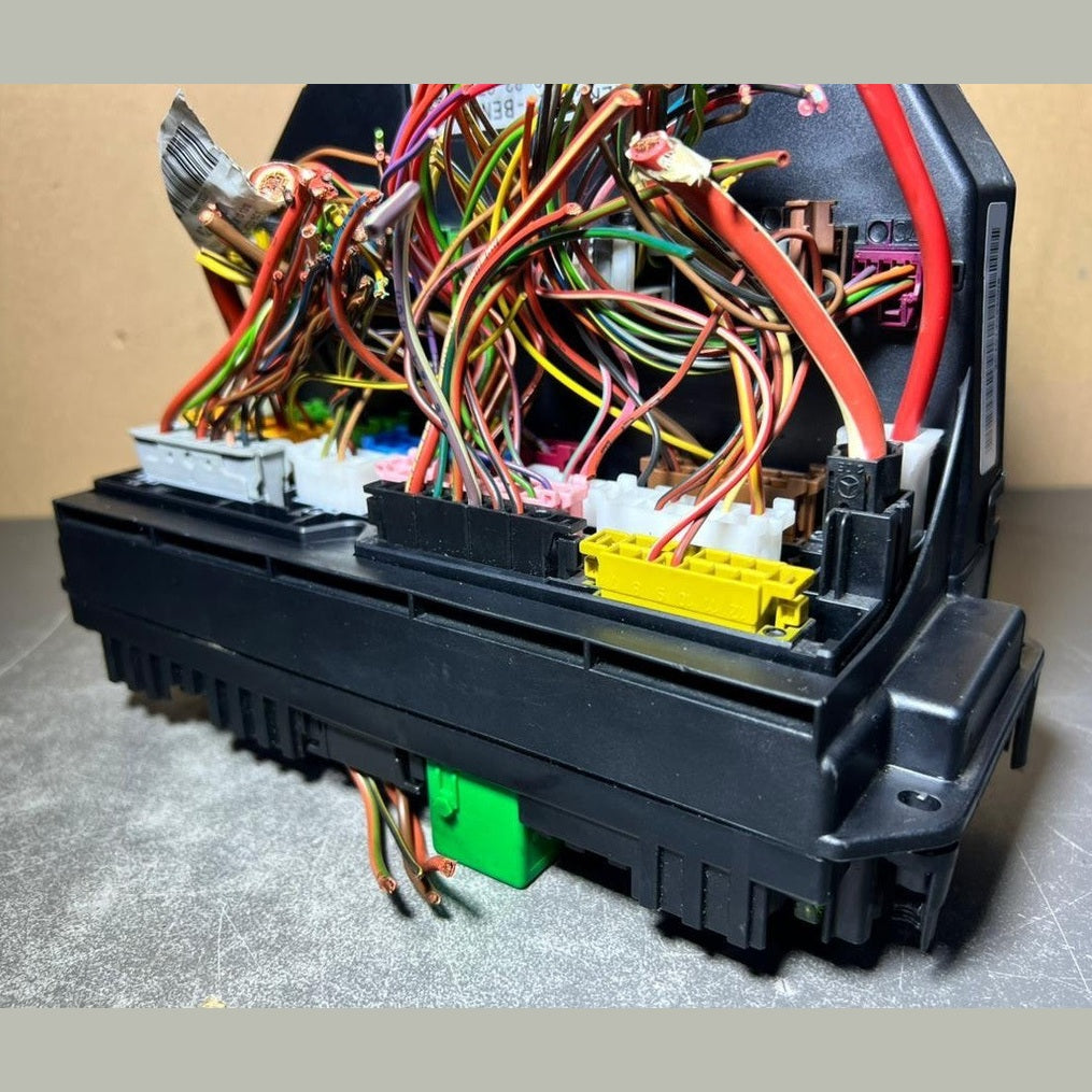 10-16 Mercedes-Benz W212 W204 Front SAM Module Relay Fuse Box A212 9008307 OEM