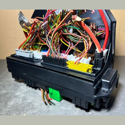 10-16 Mercedes-Benz W212 W204 Front SAM Module Relay Fuse Box A212 9008307 OEM