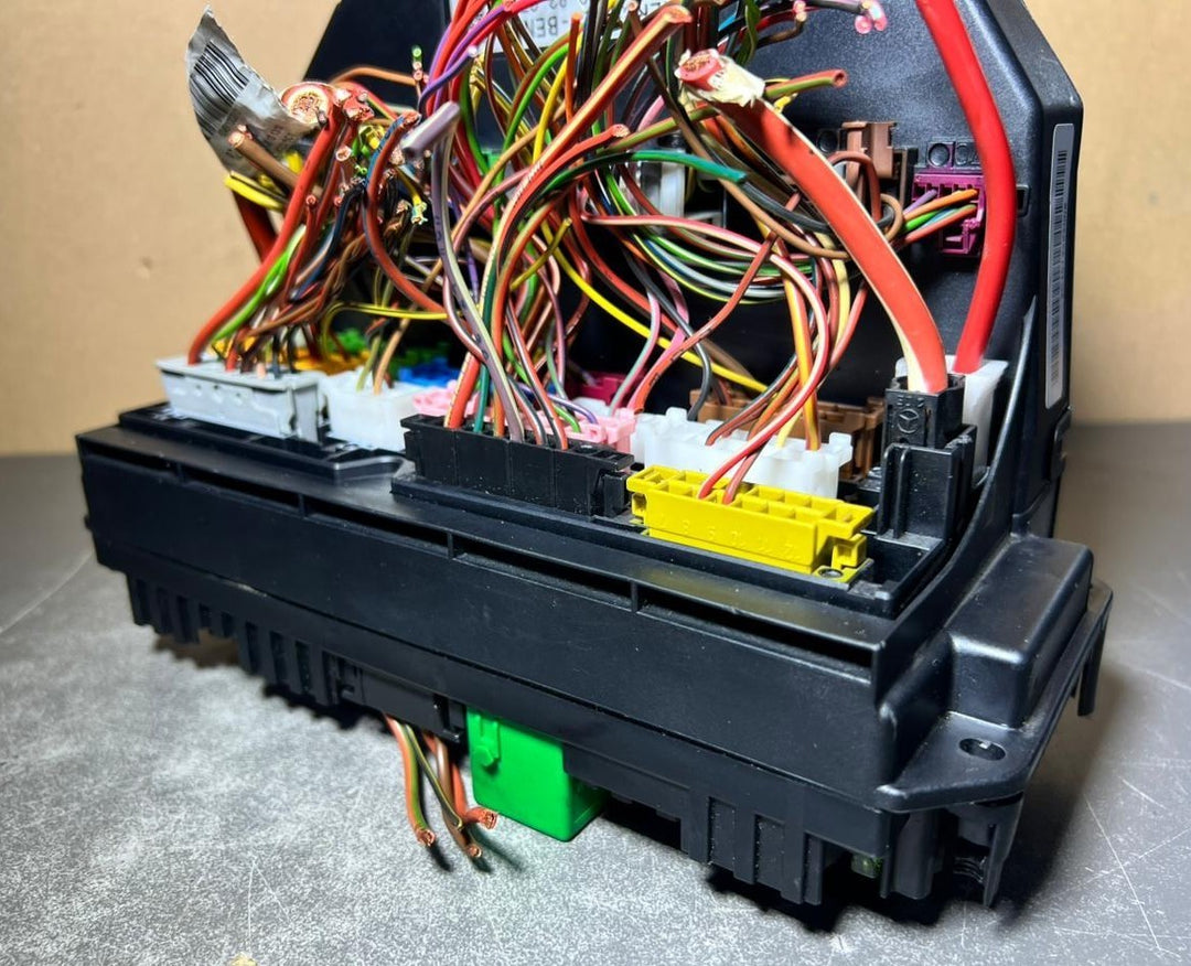 10-16 Mercedes-Benz W212 W204 Front SAM Module Relay Fuse Box A212 9008307 OEM