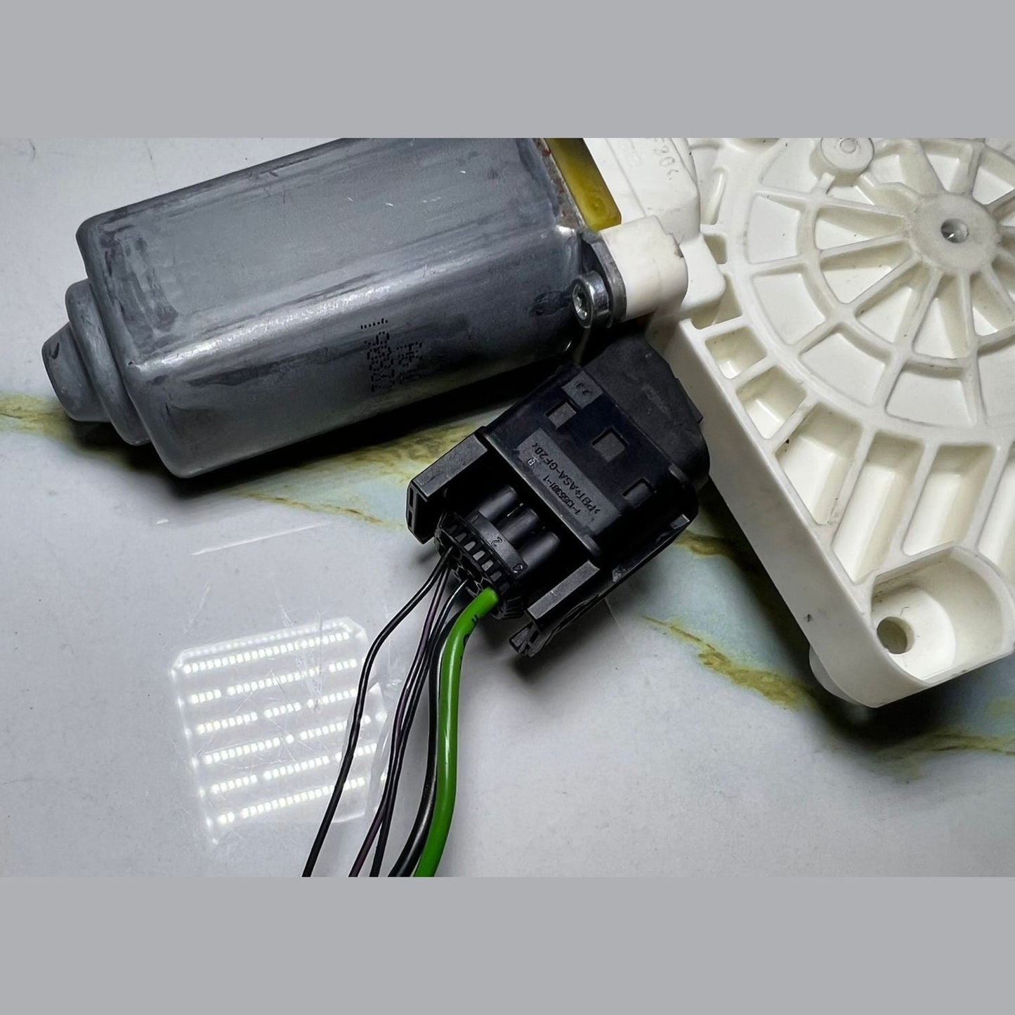 10-14 Mercedes-Benz W207 E-Class  Window Motor Front Left Side A207 8200542 OEM