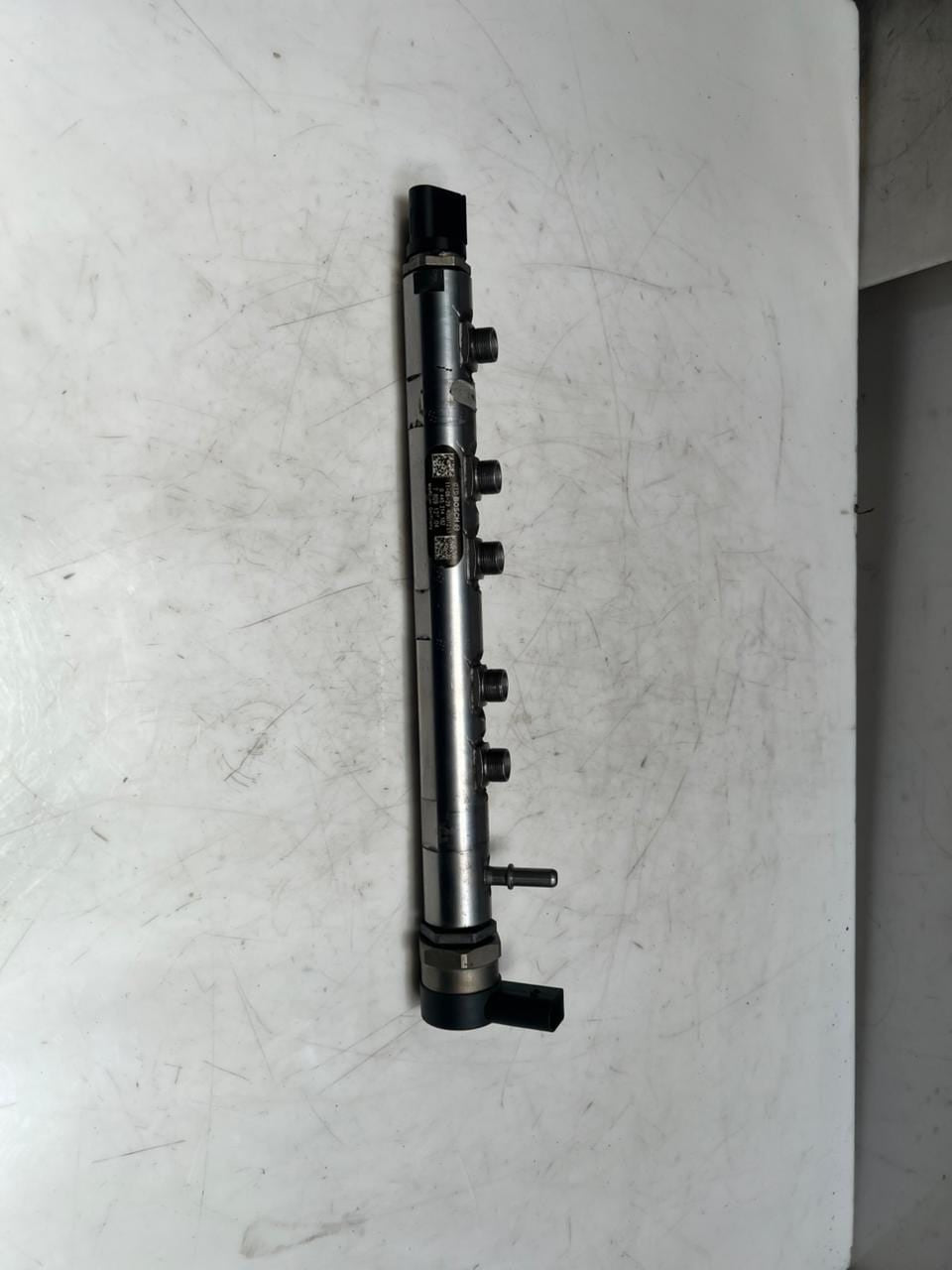 BMW 1' F10 F30 E90 E81 E87 N47 2.0L Fuel Injection Rail With Sensor 7809127 OEM