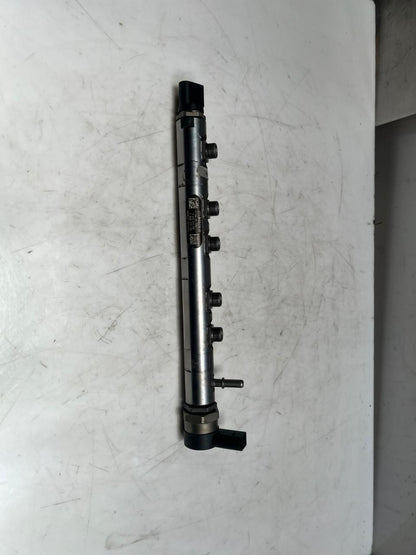 BMW 1' F10 F30 E90 E81 E87 N47 2.0L Fuel Injection Rail With Sensor 7809127 OEM