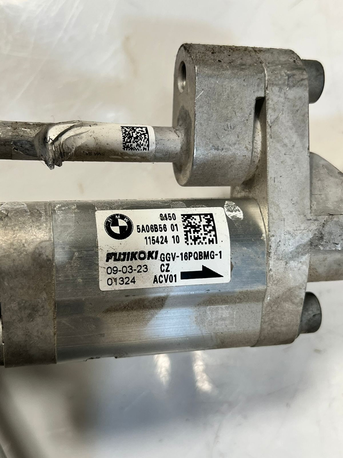 2022 BMW iX 120 AC Air Conditioning Refrigerant Hose Line 5A28911 OEM