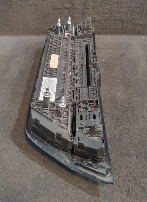 BMW G30 G31 G32 CLIMATE CONTROL & RADIO AUDIO SWITCH PANEL P/N  6834435