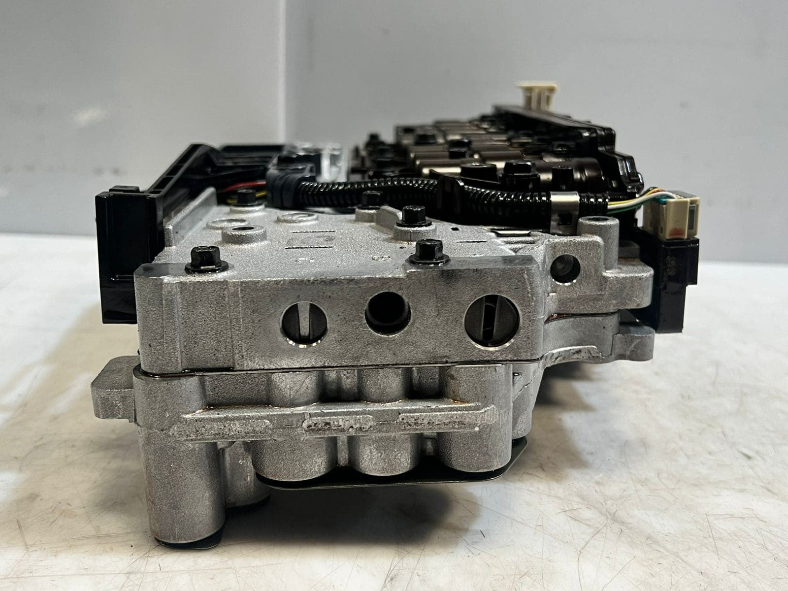 2004-10 BMW 325i E81 E90 E91 E84 E83 Automatic Transmission Valve Body 24242994