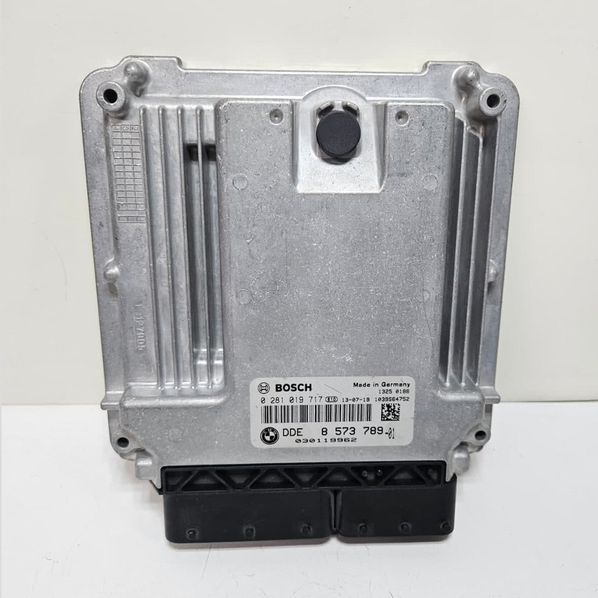 2013 BMW X5 F10 F07 F15 with N57 Engine Control Unit DDE 8573789 OEM