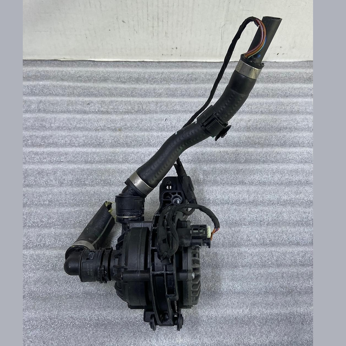 OEM BMW F70 F74 F78 U06 U11 U12 U10 LCI Auxiliary Water Pump 9455020 BOSCH