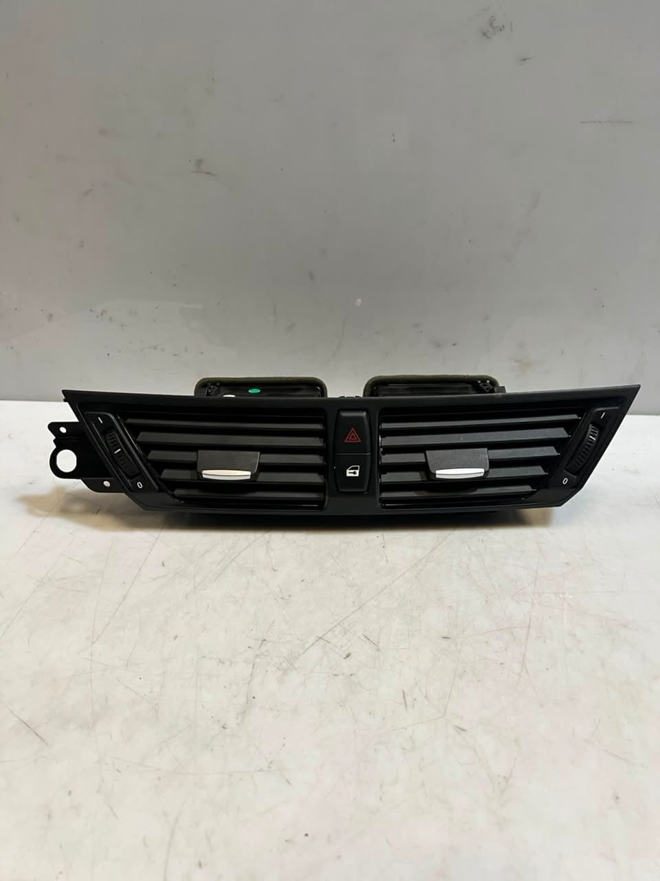 2012-2015 BMW X1 E84 FRONT CENTER Dashboard Air Vent 9258354 OEM