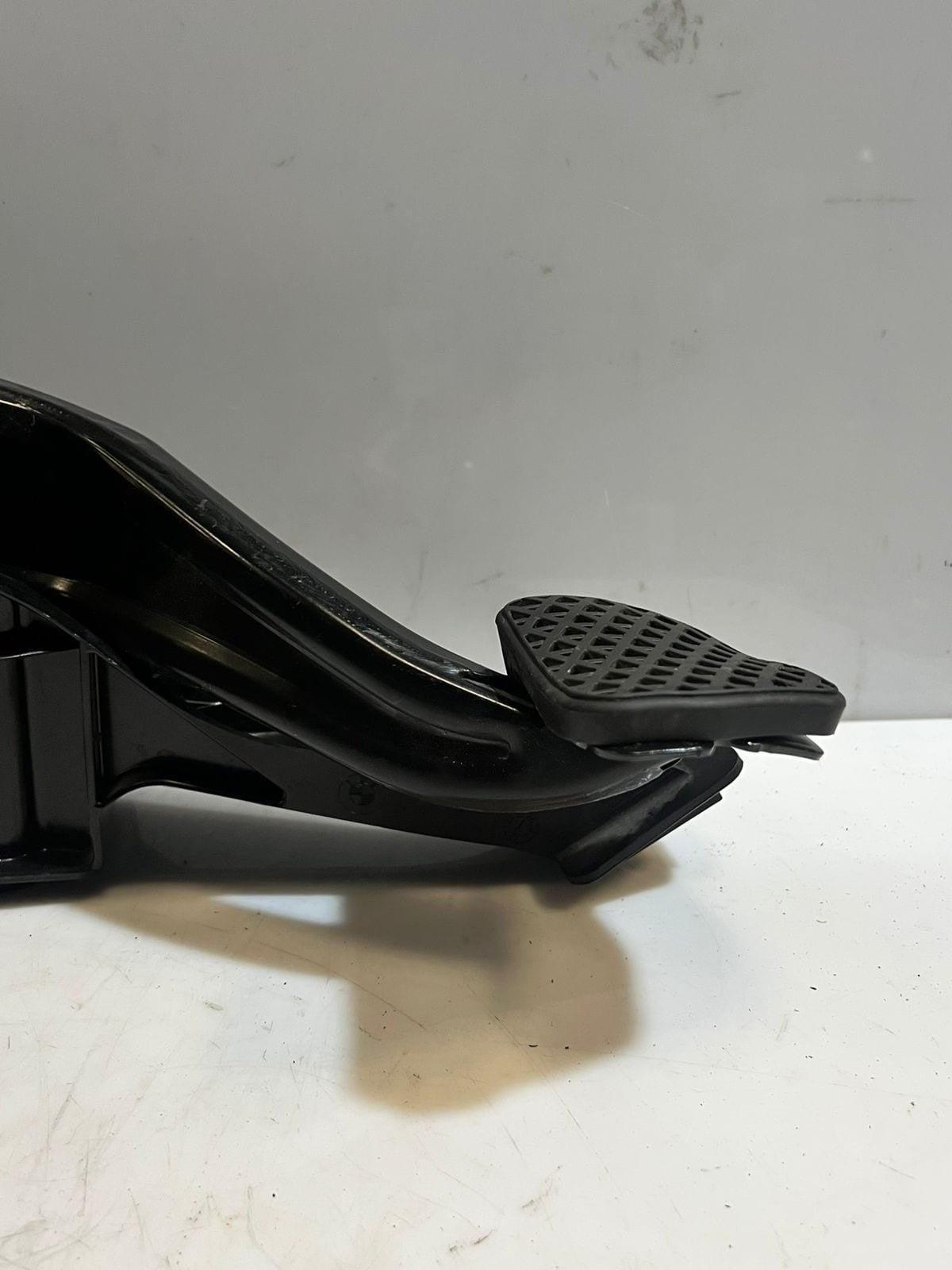 2022 BMW iX I20 xDrive 40 Brake STOP Pedal BRACKET 6893659 OEM