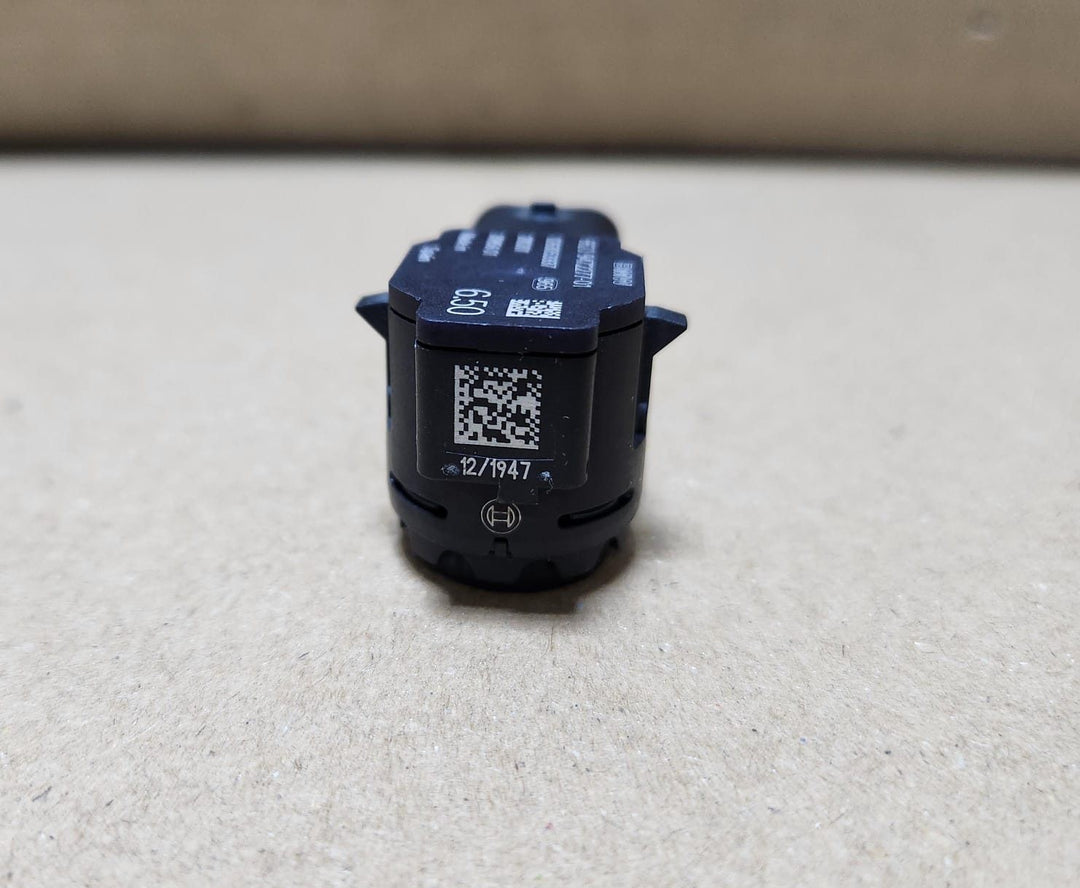 Genuine BMW Park Ultrasonic Sensor 9472277. F40 F44 G20 G11 G12 F91 G15