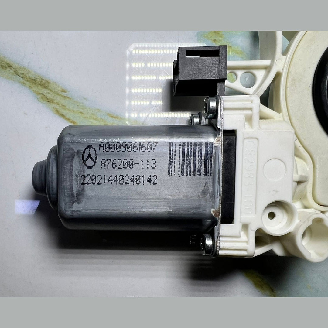 13-18 Mercedes-Benz W246 CLA Window Motor Front Right Side A000 9061607 OEM