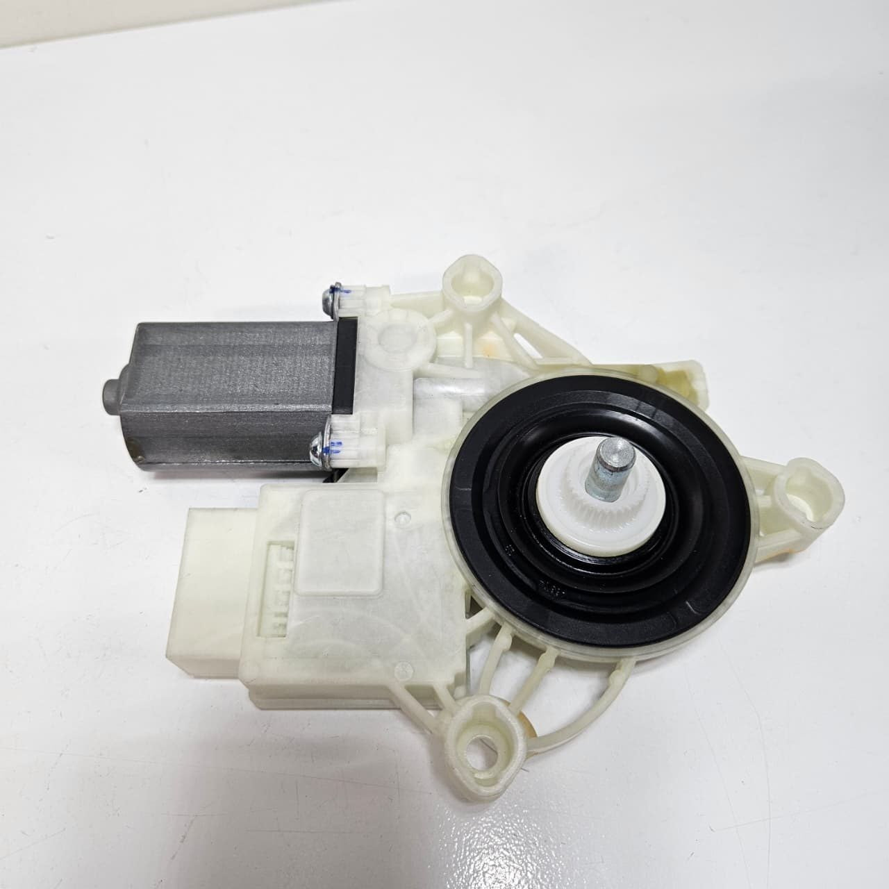 2019-2025 BMW X5 G05 X7 G07. Door Window Motor 9450070 Front Right