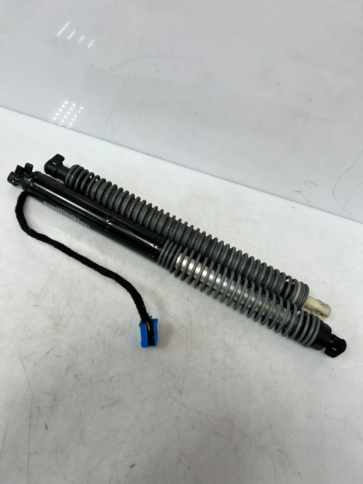 2016-2019 BMW 740i 7 Series G11 G12 Tailgate Strut 7357110 OEM