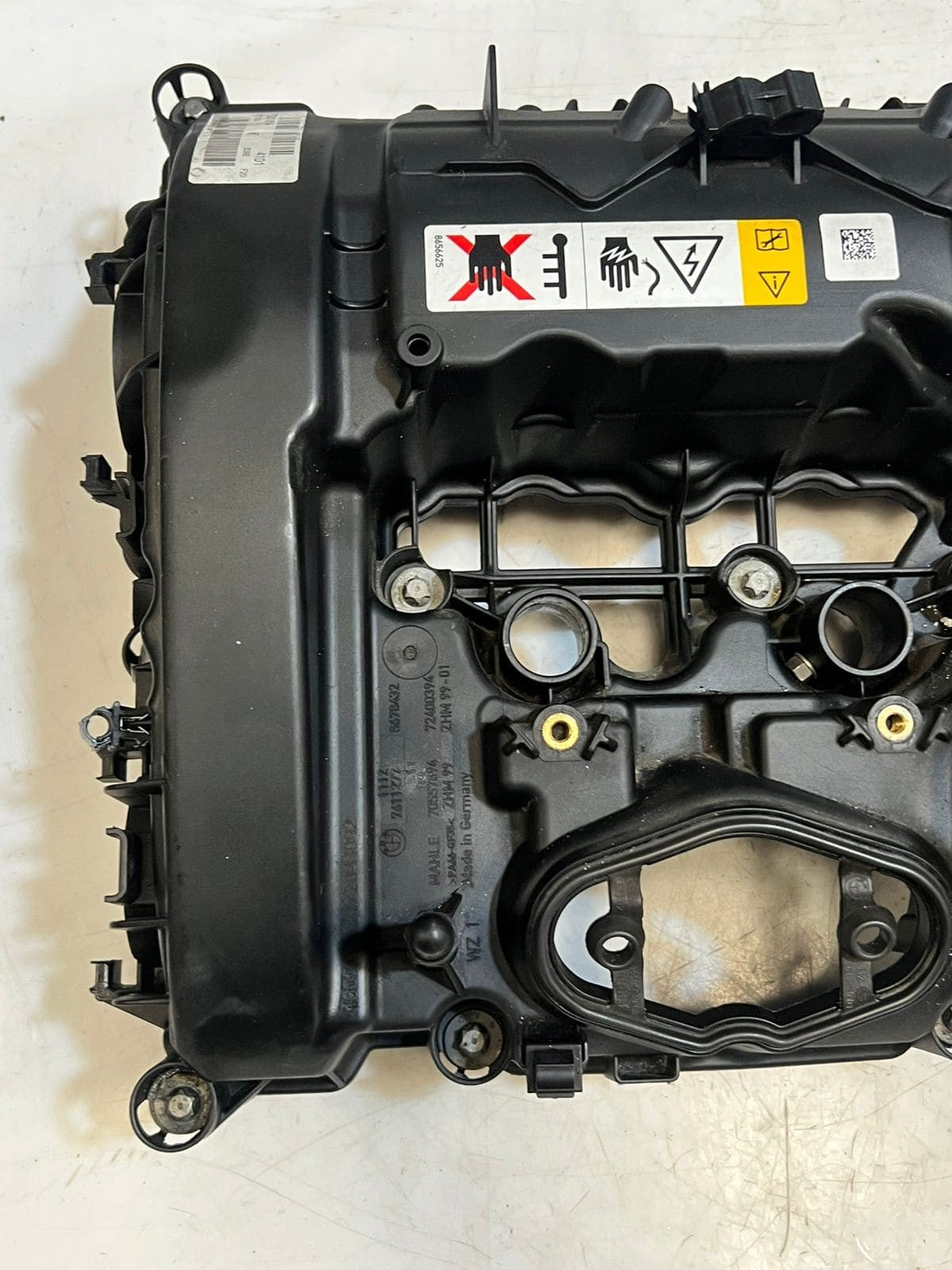 BMW Cylinder Head Cover 7611277
