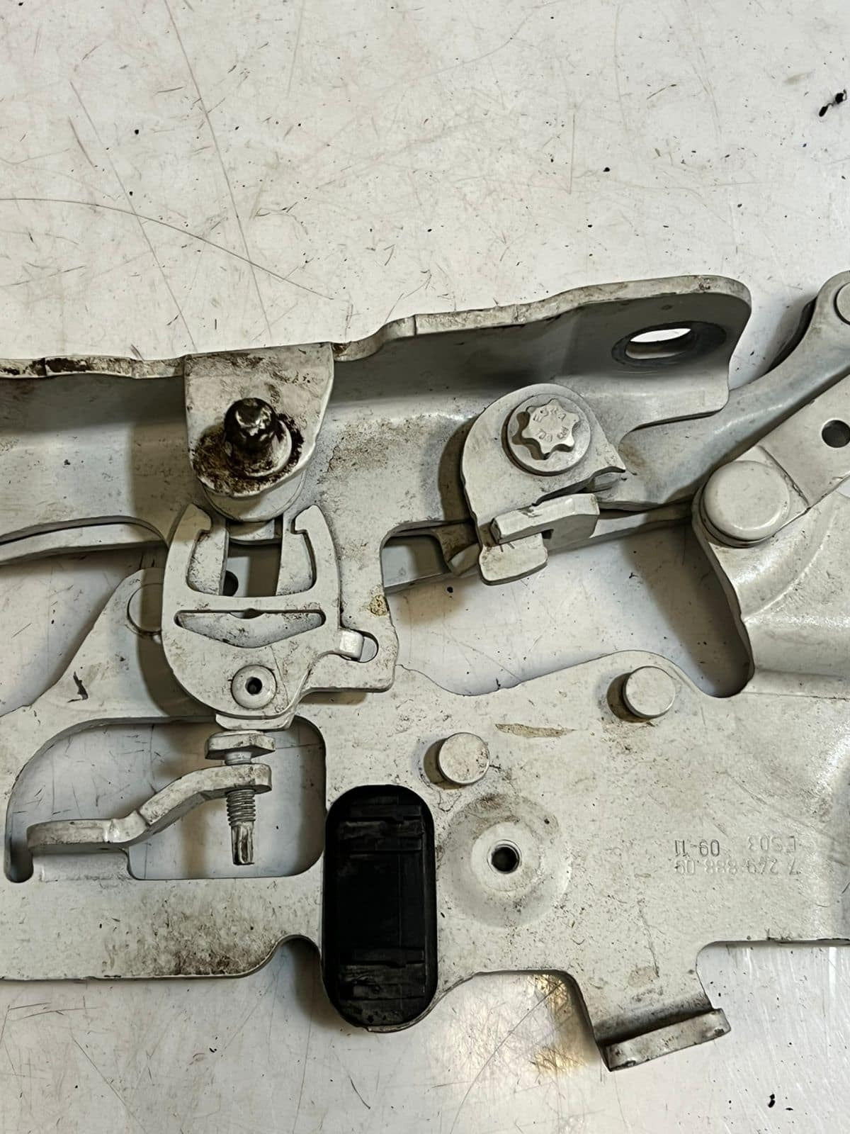 2011-2016 BMW 528i 5 Series F10 F11 6' F12 F13 M5 M6 Bonnet Hood Hinge 7249888 