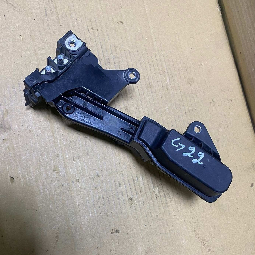 2019-2025 BMW 330i Jump Start Battery Voltage Terminal 6842526,3 Series G20, 4 S