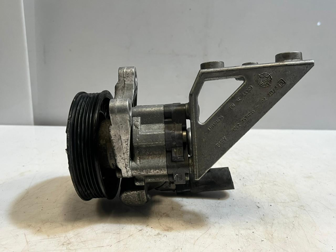 2008-2010 BMW 528i E81 E87 E90 E91 N52B25 2.5P Power Steering Pump 7539015 OEM