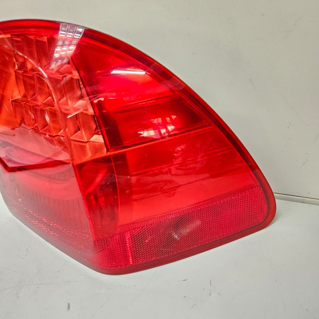 7289432-BMW 3 Series E90 E91 328i Touring Taillight Right Rear OEM