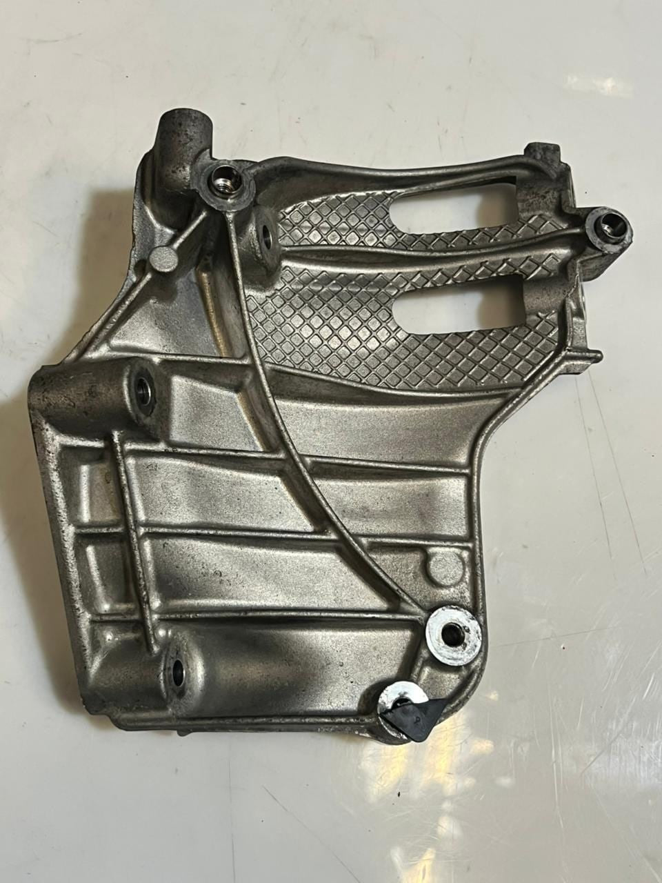 2015-2018 BMW M4 2' M2 F87 F22 F23 Air Conditioning Compressor Bracket 7585167