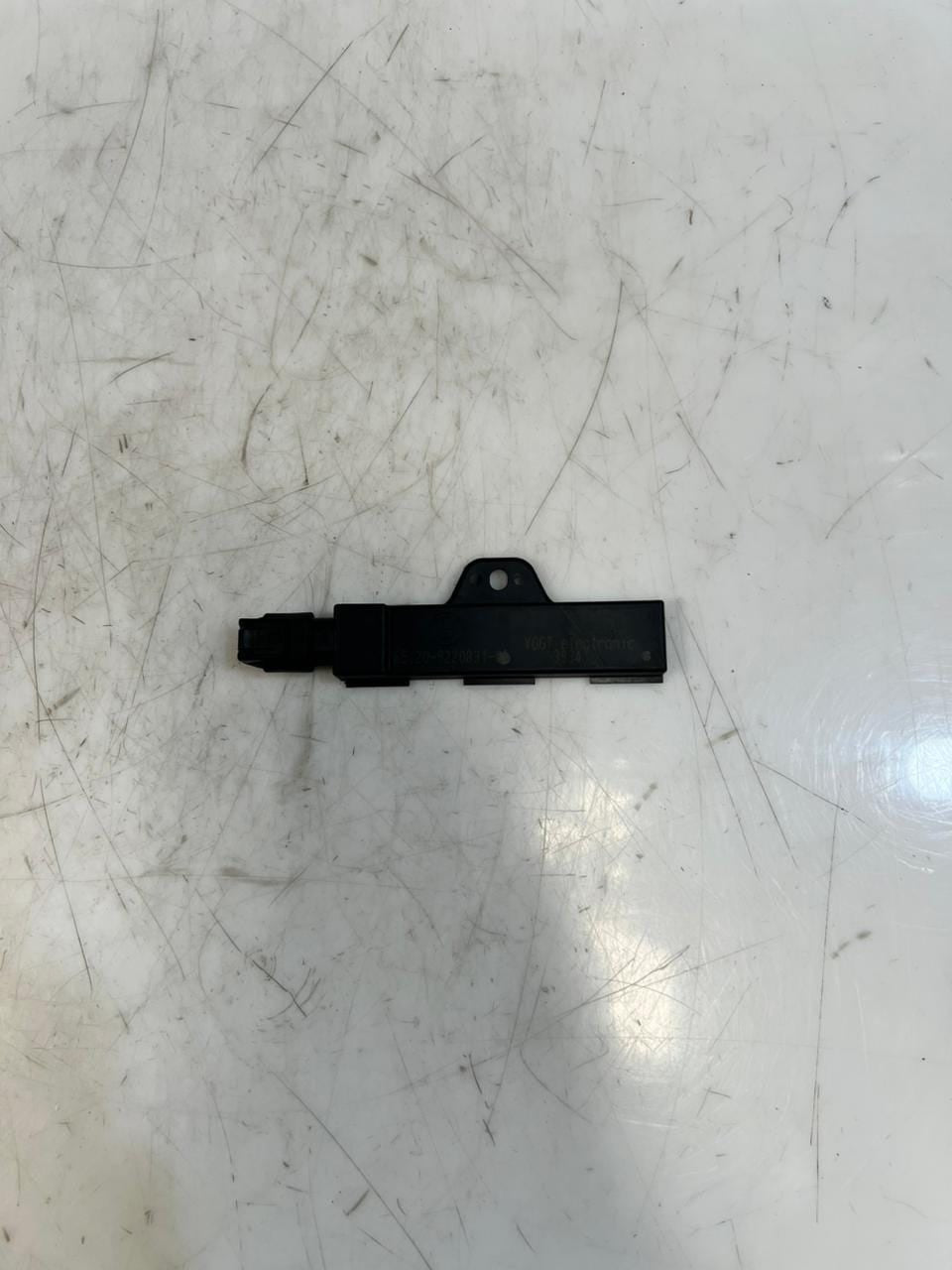 BMW F20, F21, F22, F30, F31, F35, F52, F87 Keyless Entry Antenna Module 9220831