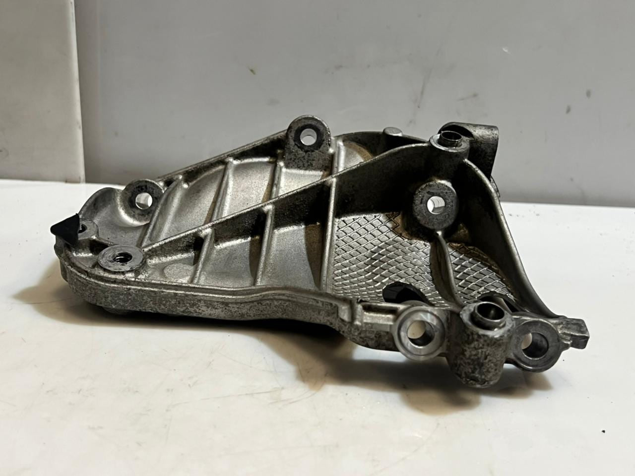 2015-2018 BMW M4 2' M2 F87 F22 F23 Air Conditioning Compressor Bracket 7585167