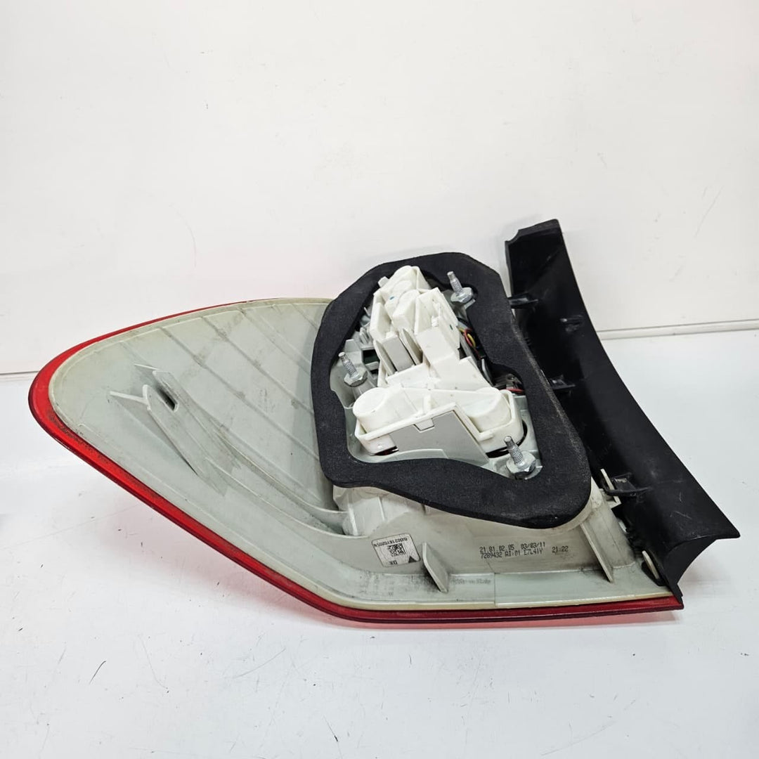 7289432-BMW 3 Series E90 E91 328i Touring Taillight Right Rear OEM