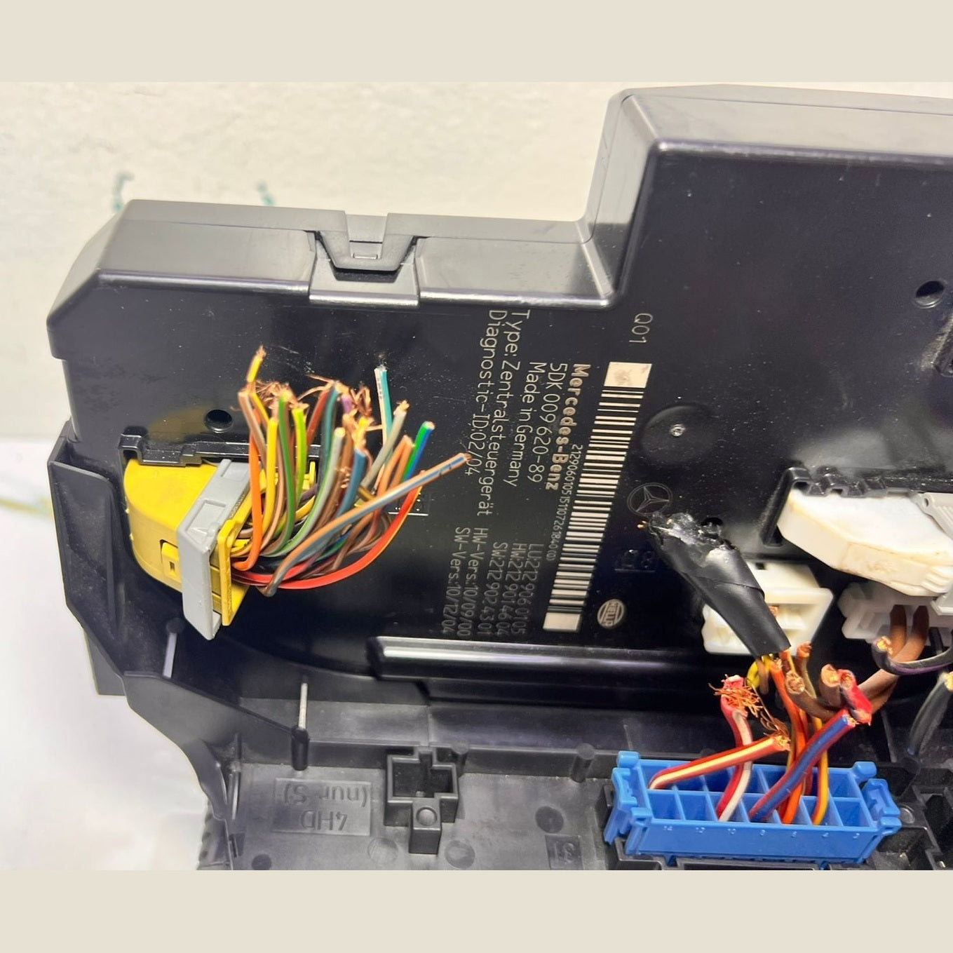 Mercedes-Benz W212 E300 Rear Sam Fuse Relay Box Module 212 9060105 E-Class E350 