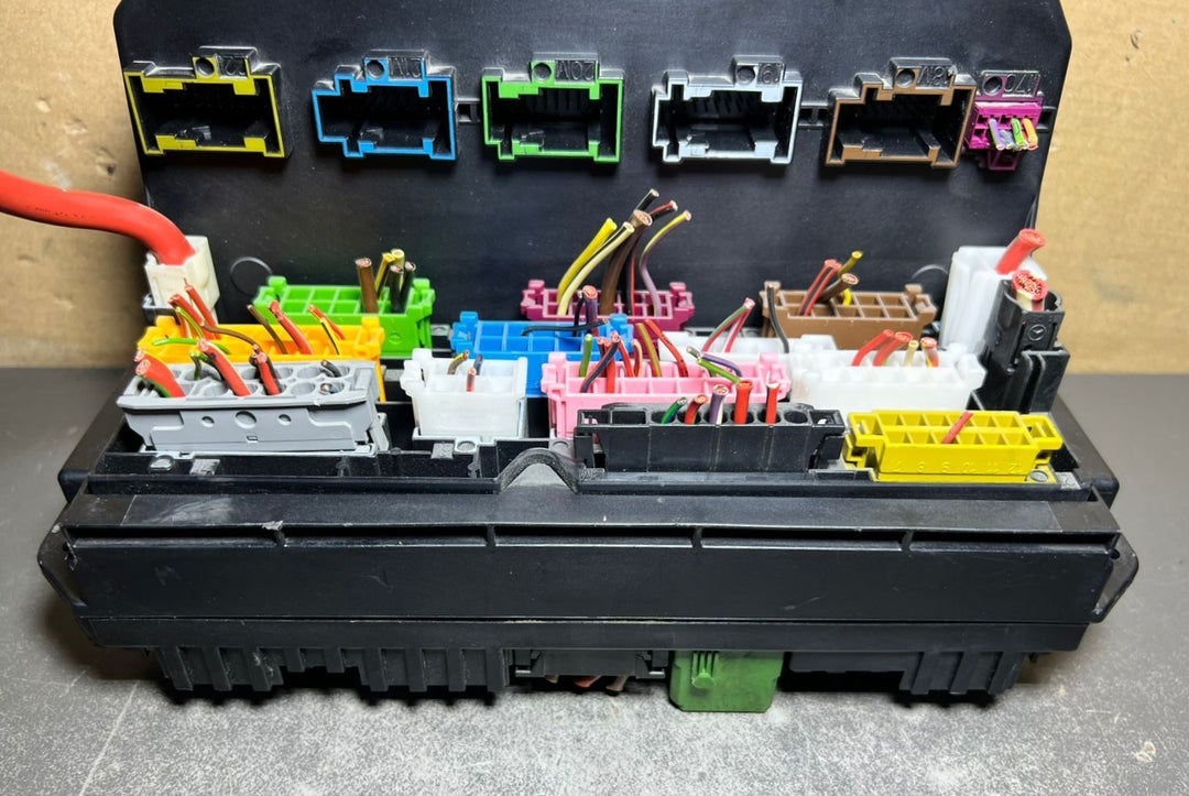 10-16 Mercedes-Benz W212 W204 Front SAM Module Relay Fuse Box A212 9003614 OEM