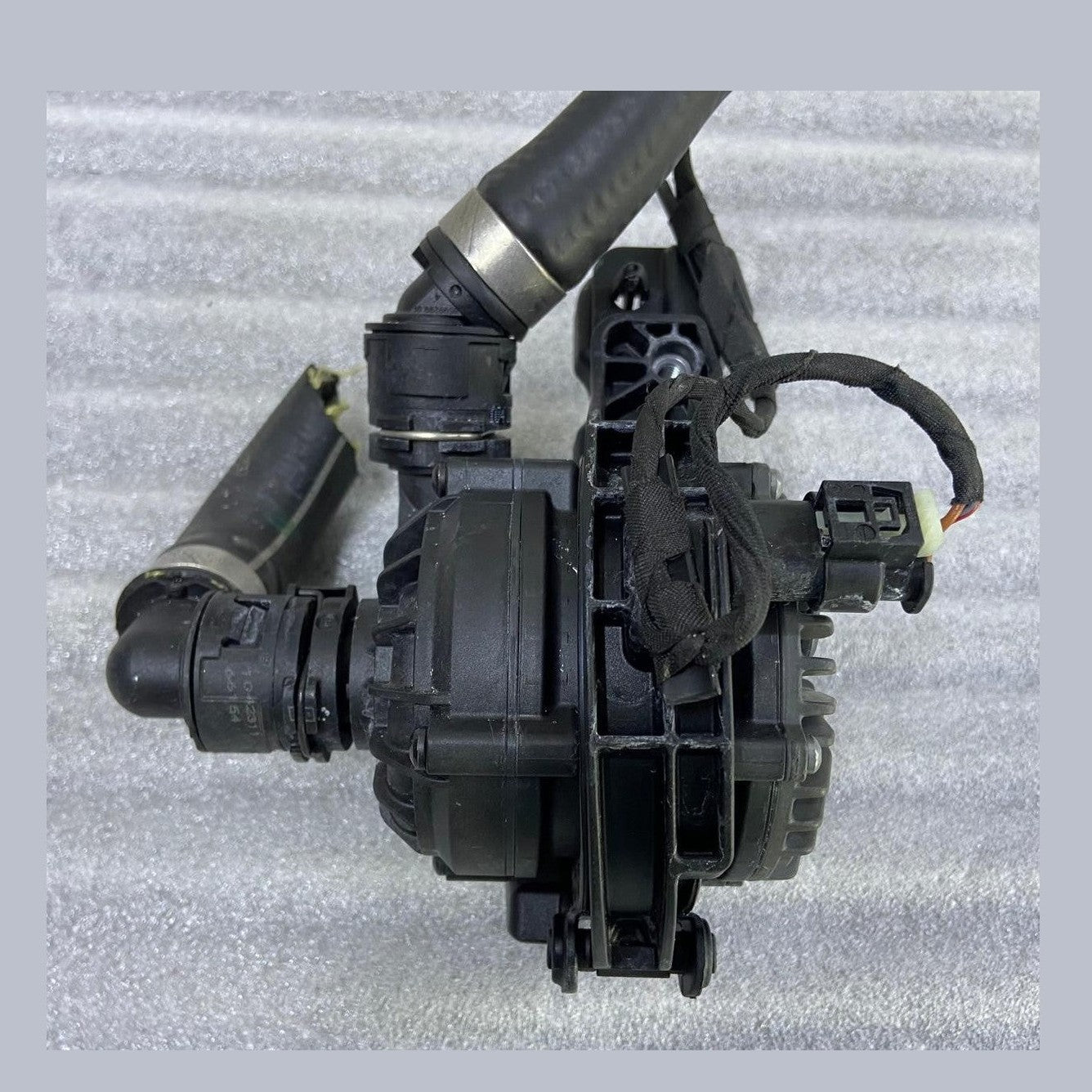 OEM BMW F70 F74 F78 U06 U11 U12 U10 LCI Auxiliary Water Pump 9455020 BOSCH