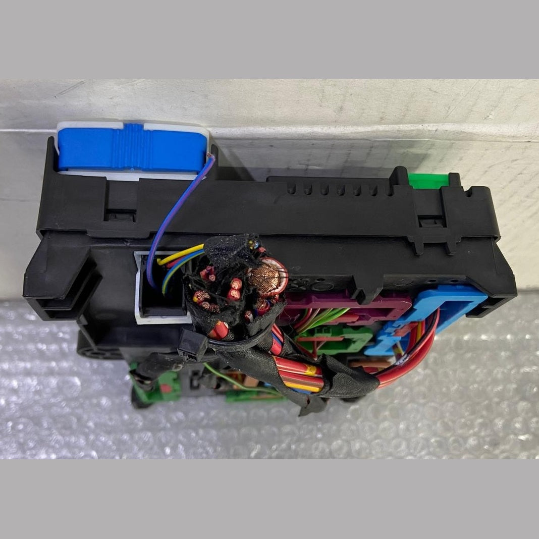 OEM BMW 740 750 G11 G12 REAR POWER DISTRIBUTION FUSE RELAY BOX MODULE 9377503