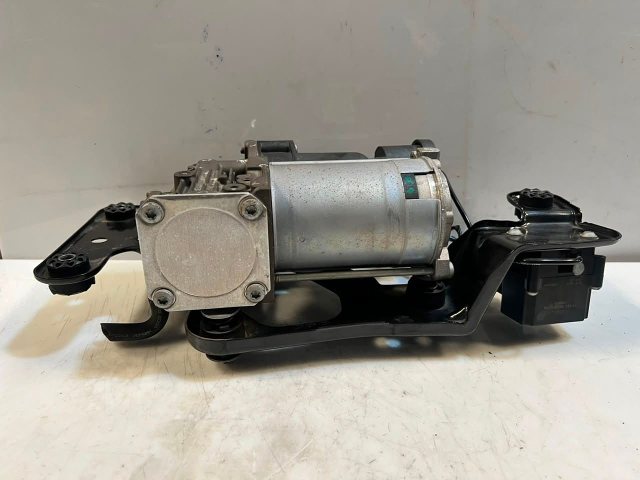 2012 BMW X5 E70 X6 E71 Air Suspension Compressor PUMP 6859714 OEM