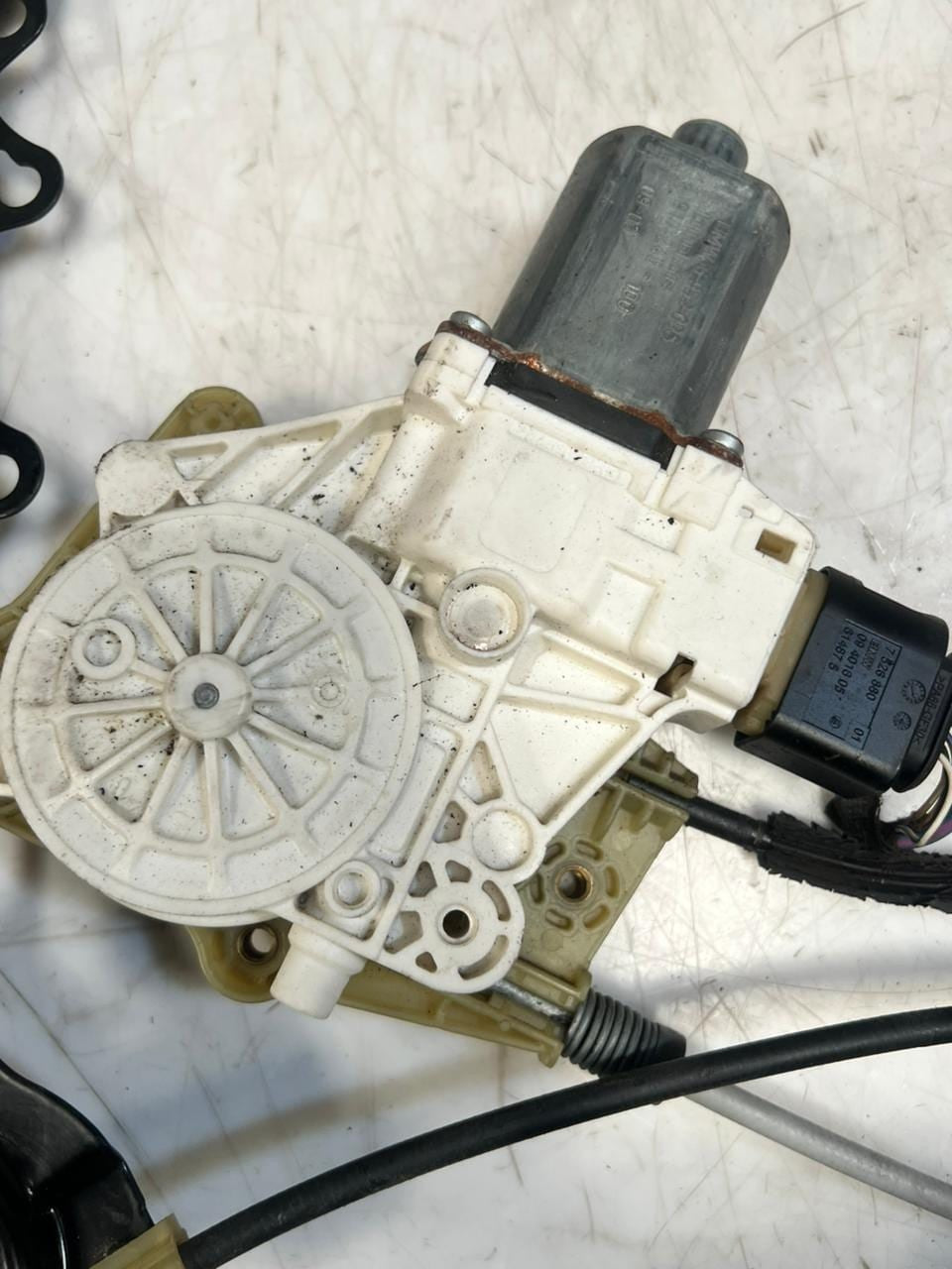 2012 BMW Z4 E89 sDrive 20I Window REGULATOR Motor Front Left 6952085 OEM