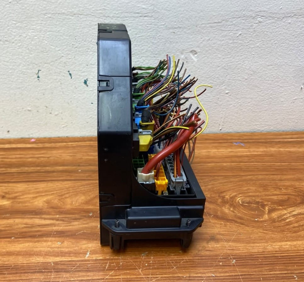 2011-2015 Mercedes SLK Fuse Box Control Unit A2129007324 SLK R172 E-Class W212